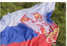 Hrvat, dok je šetao, našao zastavu Srbije na zemlji. Evo šta je uradio i kakvu je poruku poslao regionu. (VIDEO)