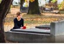 Dva meseca je na grobu muža viđala TUĐE cveće: Pomislila da je imao ljubavnicu, pa doživela još veći Š00K!