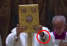 Ljudi ne mogu da vjeruju: Novi papa digao je ruku, a ispod rukava provirio detalj od kojeg su se svi naježili… (FOTO)